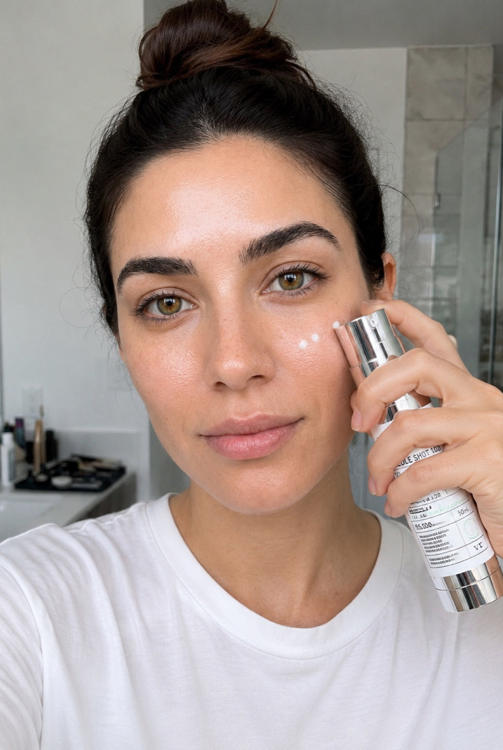 Victoria aplicándose el Cica Centella Microneedle Serum