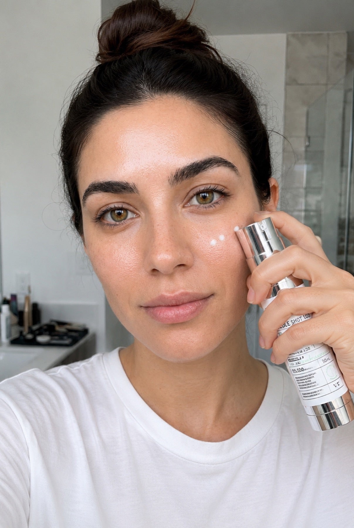 Victoria aplicándose el Cica Centella Microneedle Serum