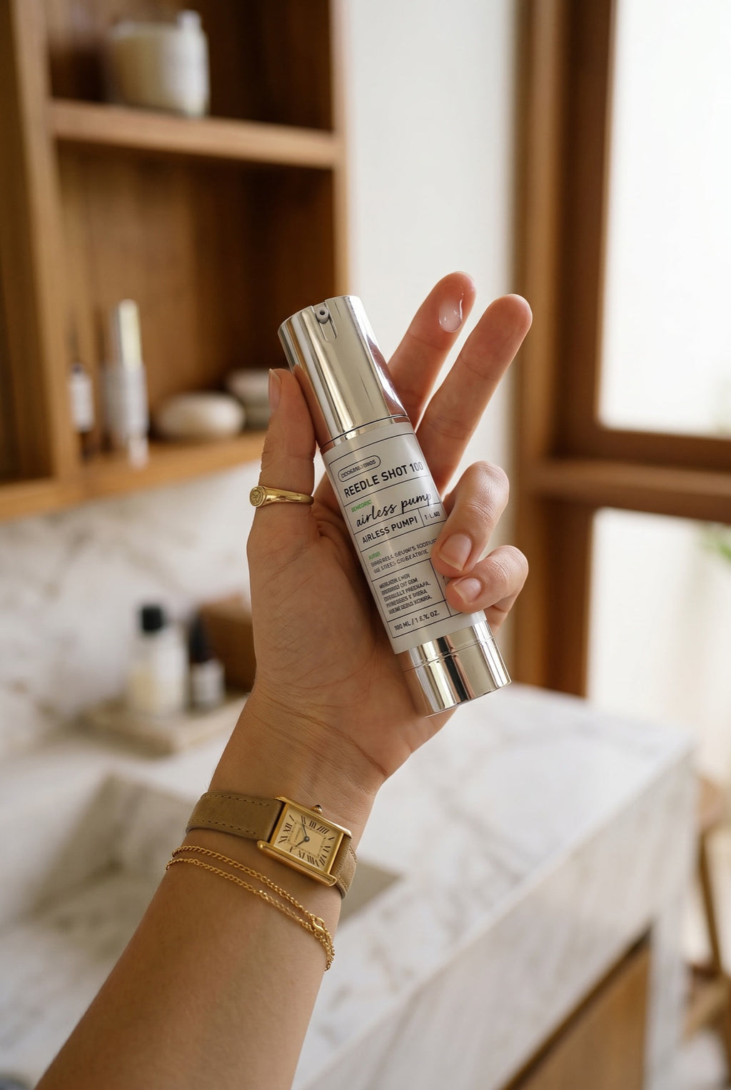 Needle Shot — ampolla airless de microagujas, sostenida en mano