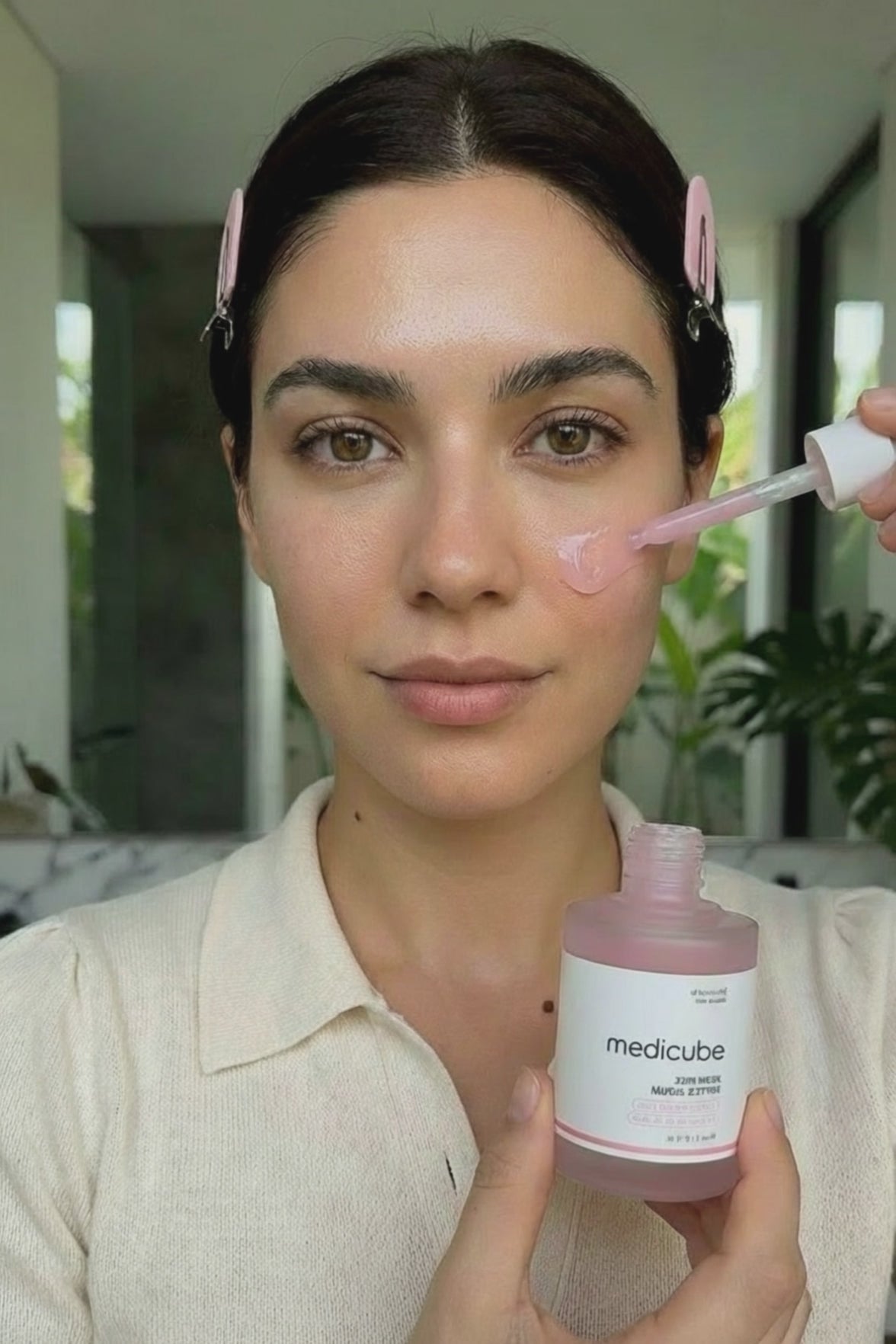 Aplicación del PDRN Serum — gotas con dropper sobre el rostro